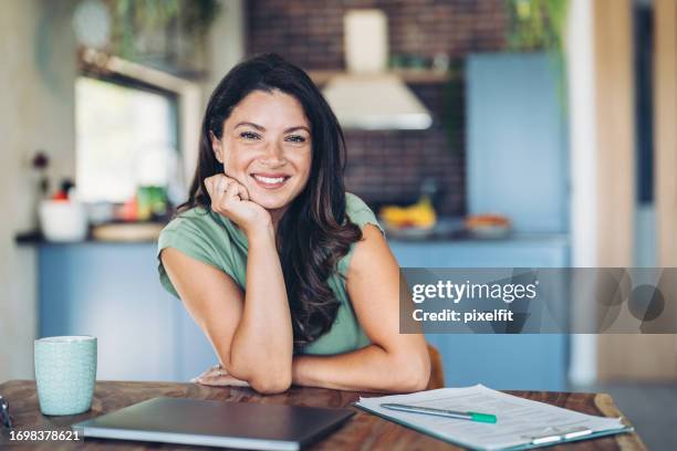 ritratto di una bella donna nel suo ufficio di casa - mano sul mento foto e immagini stock