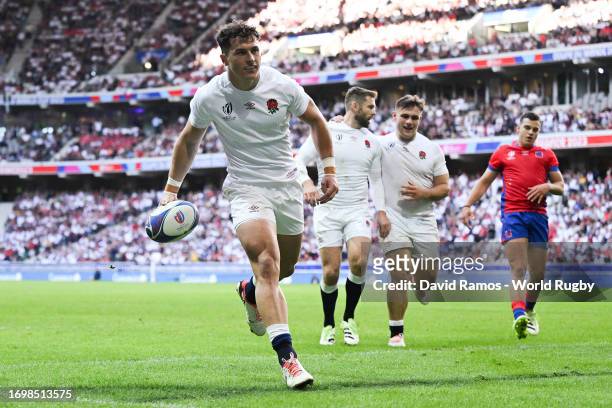 Henry Arundell of England scores his team's third try during the Rugby World Cup France 2023 match between England and Chile at Stade Pierre Mauroy...