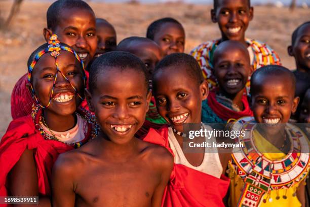 eine gruppe von glücklich afrikanischen kindern von samburu, kenia, afrika. - afrikanischer volksstamm stock-fotos und bilder