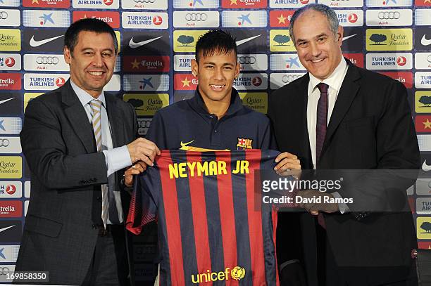 Neymar holds his new jersey with the FC Barcelona Vice-President Josep Maria Bartomeu and FC Barcelona Sport Director Andoni Zubizarreta during the...