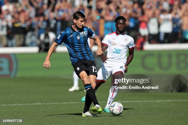 Marten de Roon of Atalanta passes the ball whilst under pressure from Ibrahim Sulemana of Cagliari during the Serie A TIM match between Atalanta BC...