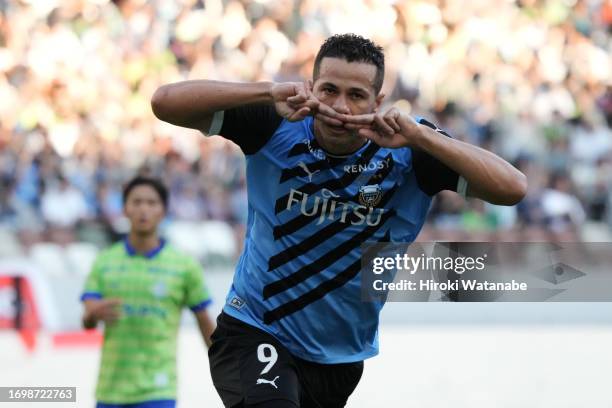 Leandro Damiao of Kawasaki Frontale celebrates scoring his team's scond goal during the J.LEAGUE Meiji Yasuda J1 28th Sec. Match between Shonan...