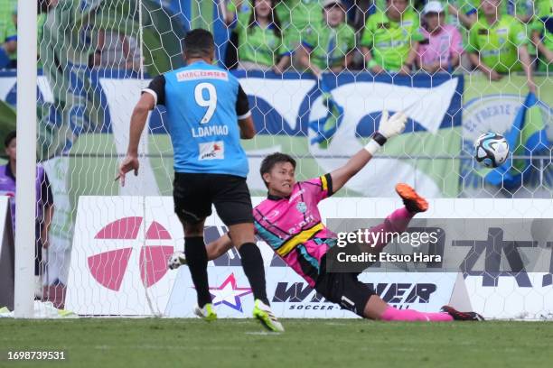 Leandro Damiao of Kawasaki Frontale converts the penalty and scores his side's second goal during the J.LEAGUE Meiji Yasuda J1 28th Sec. Match...