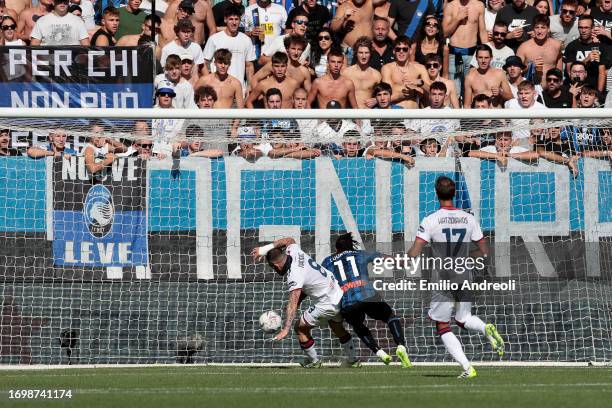 Ademola Lookman of Atalanta scores the team's first goal whilst under pressure from Nahitan Nandez of Cagliari during the Serie A TIM match between...