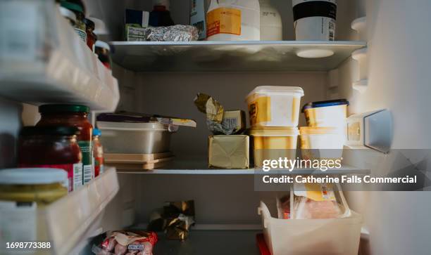 close-up view of the inside of a well stocked refrigerator - leftovers stockfoto's en -beelden