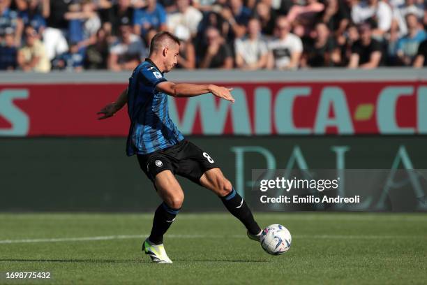 Mario Pasalic of Atalanta scores the team's second goal during the Serie A TIM match between Atalanta BC and Cagliari Calcio at Gewiss Stadium on...