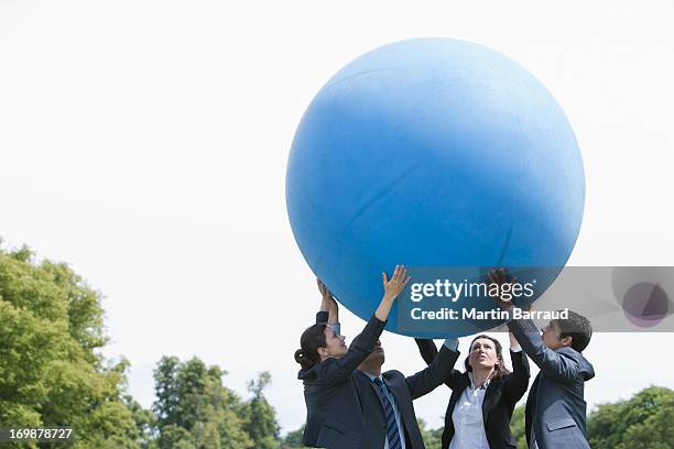 uomini d'affari di grande testa insieme sollevamento - oversized object foto e immagini stock