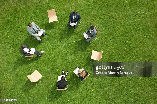 ビジネスの人々のミーティングの屋外 - harmony ストックフォトと画像