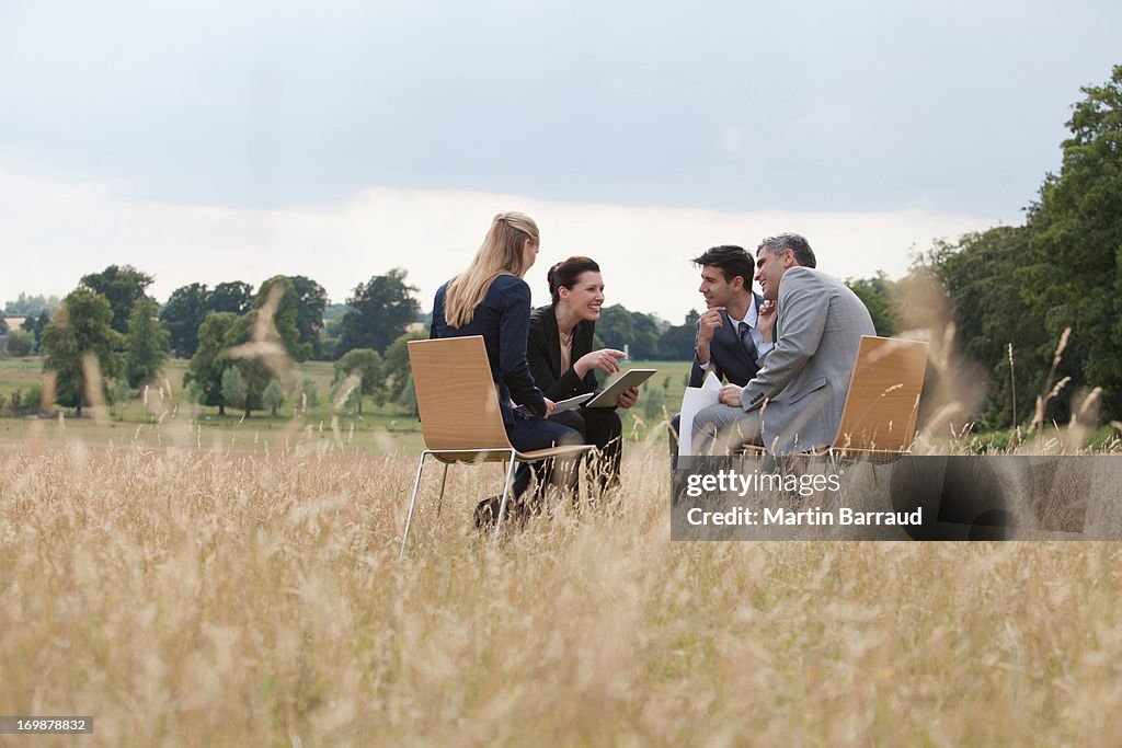Geschäftsleute haben Treffen im Freien