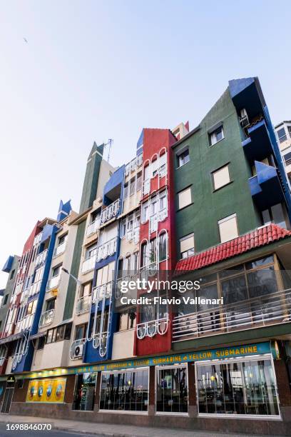 edifícios & cores com vista para o parque de elche em benidorm - espanha - valencia spagna - fotografias e filmes do acervo