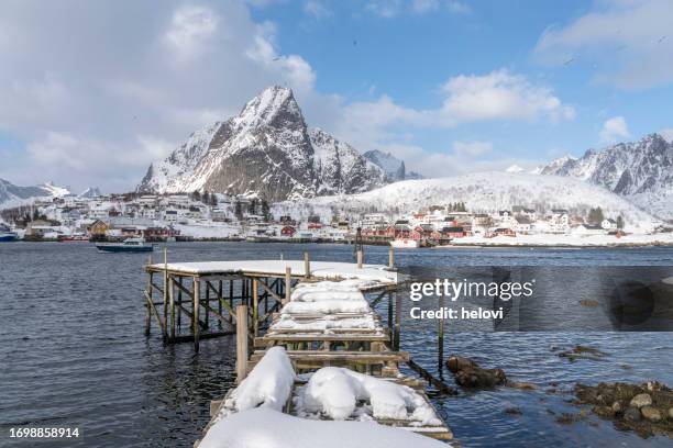 village reine at the fjord in winter, lofoten - vissersdorp stockfoto's en -beelden