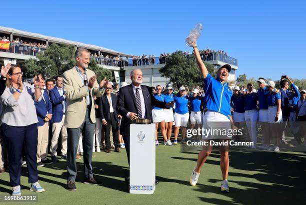 Suzann Pettersen of Norway the Captain of The European Team lifts the Solheim after being presented the cup by John Solheim The CEO of Ping and The...