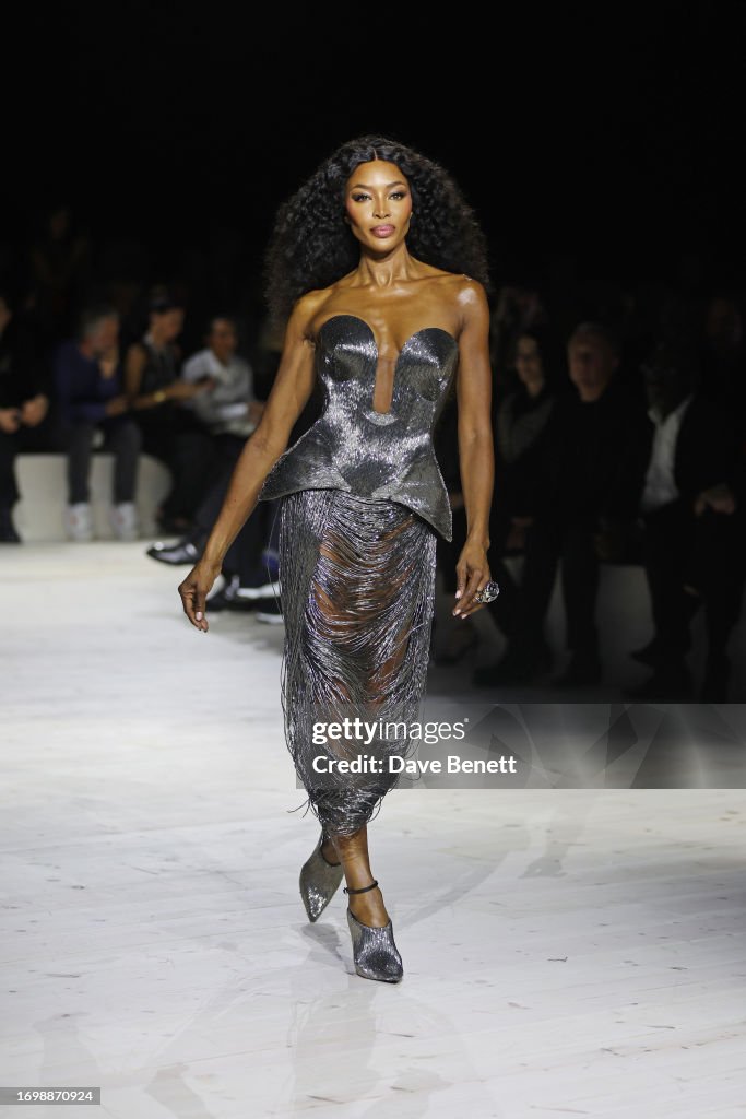 Alexander McQueen SS24 : Front Row - Paris Fashion Week - Womenswear Spring/Summer 2024