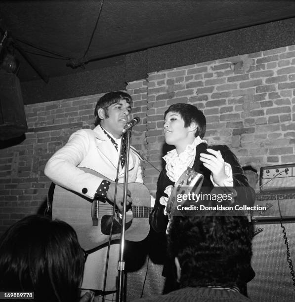 Mike Settle and Thelma Camacho of the rock and roll band "The First Edition" perform at the Bitter End night club on November 8, 1967 in New York,...