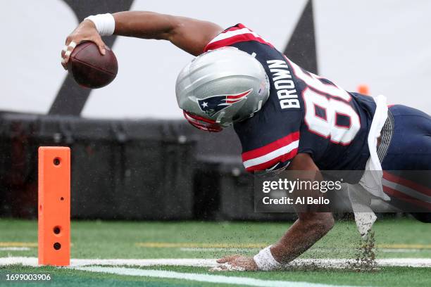 Pharaoh Brown of the New England Patriots scores a touchdown in the second quarter of a game against the New York Jets at MetLife Stadium on...