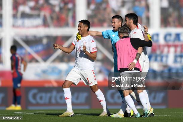 Lucas Carrizo of Huracan and teammates celebrate the team's first goal scored by teammate Ignacio Pussetto during a match between San Lorenzo and...