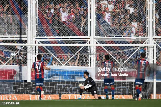 Augusto Batalla of San Lorenzo as Ignacio Pussetto of Huracan scores his team's first goal during a match between San Lorenzo and Huracan as part of...