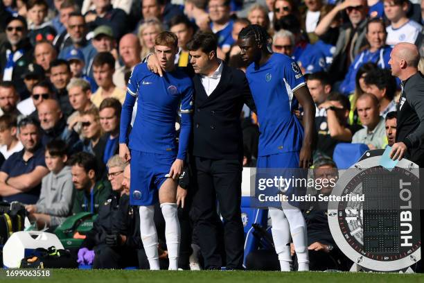 Mauricio Pochettino, Manager of Chelsea speaks with Cole Palmer of Chelsea and Lesley Ugochukwu of Chelsea during the Premier League match between...