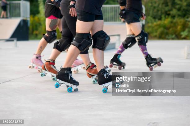 rollschuh-tricks synchron in der gruppe - roller derby stock-fotos und bilder