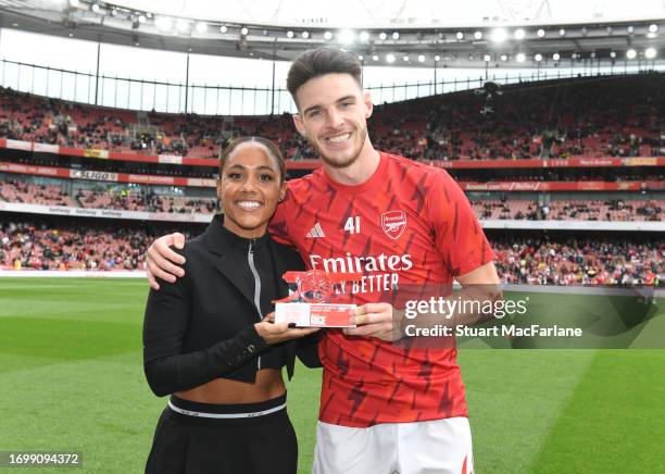 Declan Rice receives the Arsenal Player Of The Month Award from broadcaster and former player Alex Scott before the Premier League match between...