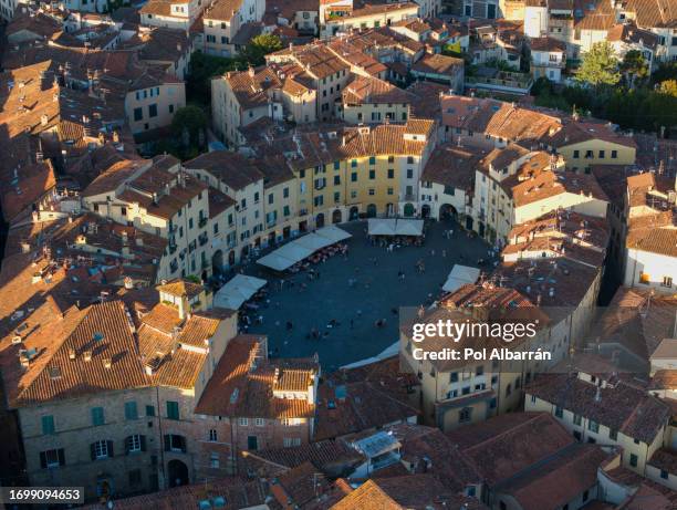 aerial view of the main square, piazza dell'anfiteatro, in lucca, tuscany, italy - formato elíptico imagens e fotografias de stock