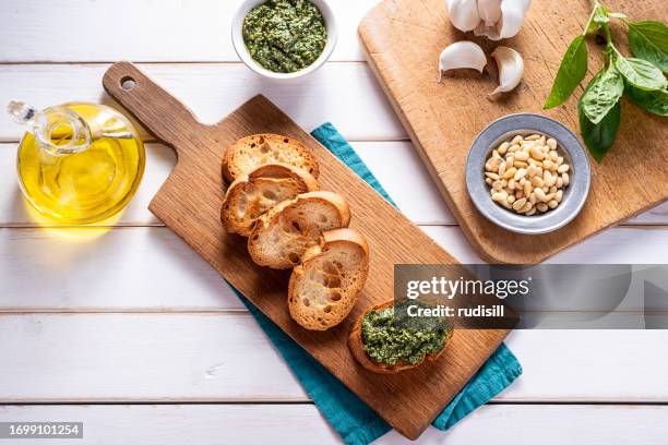 pesto - crostini imagens e fotografias de stock