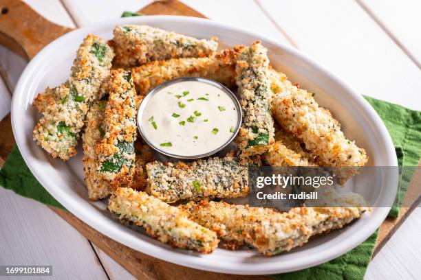 papas fritas de calabacín - breaded fotografías e imágenes de stock