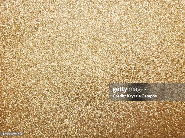 glitter texture in golden color - purpurina fotografías e imágenes de stock