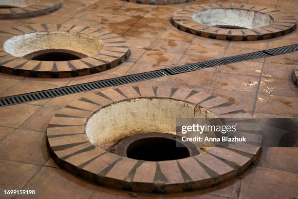 wine cellar with georgian traditional kvevri amphoras made for winemaking kept under ground - amphore photos et images de collection