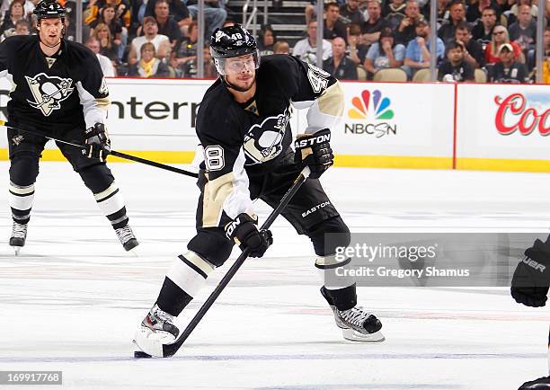 Tyler Kennedy of the Pittsburgh Penguins controls the puck against the Boston Bruins in Game One of the Eastern Conference Final during the 2013 NHL...