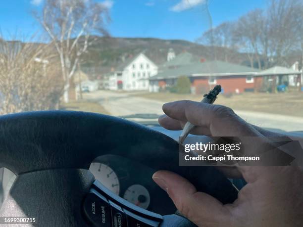 smoking marijuana and driving - droga recreativa imagens e fotografias de stock