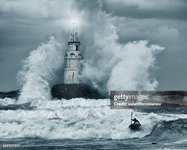 tempête et phare - caractéristiques côtières photos et images de collection