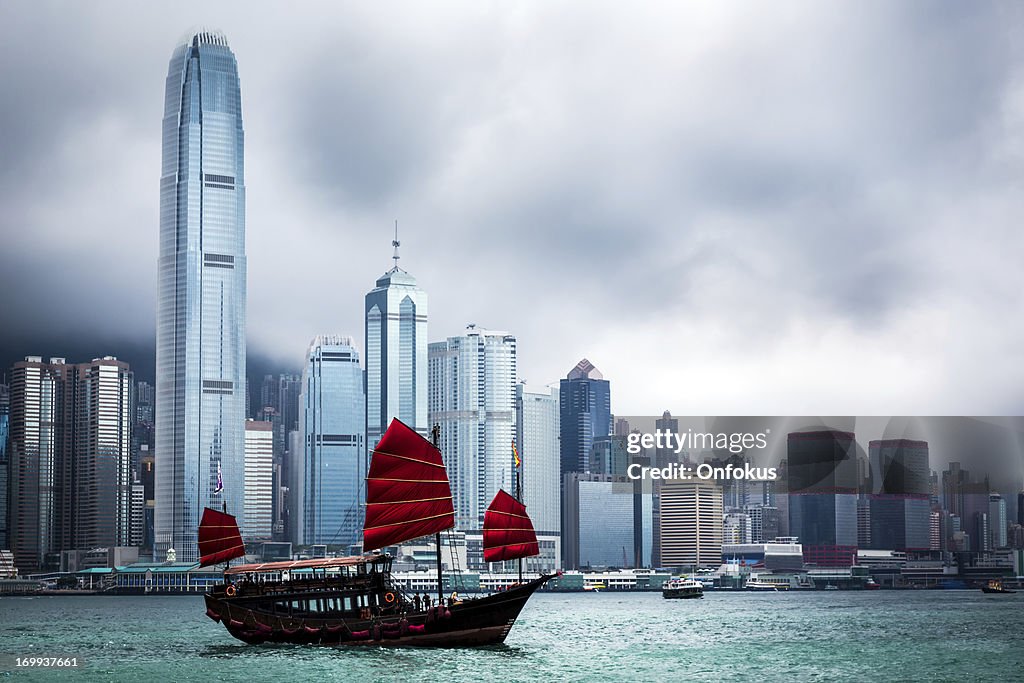 Traditionelle chinesische Junkboat Segeln auf den Victoria Harbour, auf Hong Kong