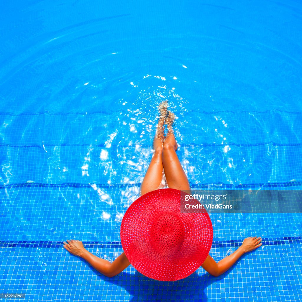 Mujer relajante en una piscina del complejo turístico