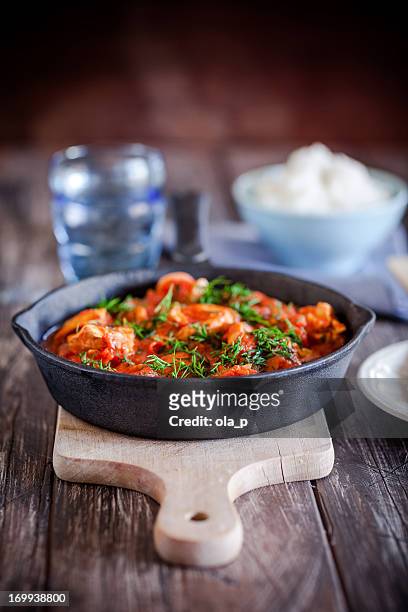 pollo con salsa de tomate - stew fotografías e imágenes de stock