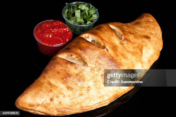 calzone italiano - calzone fotografías e imágenes de stock