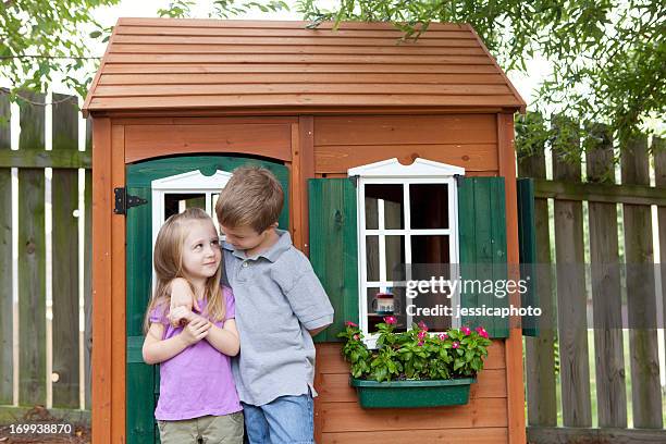 crianças em casa de brinquedo - casa de brinquedo imagens e fotografias de stock