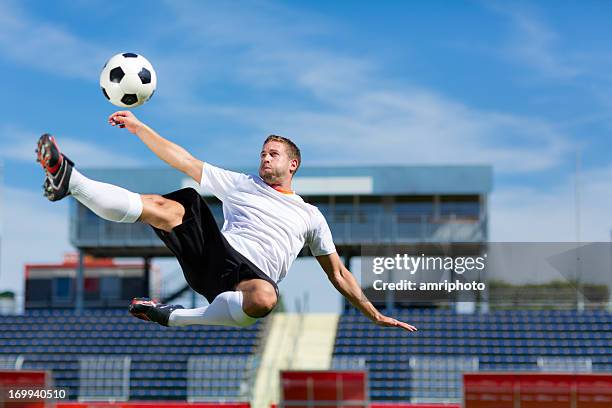 fußballspieler fallrückzieher - shooting at goal stock-fotos und bilder