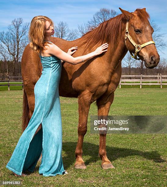 schöne frau petting pferd weiden in idyllischer - tall skinny blonde stock-fotos und bilder