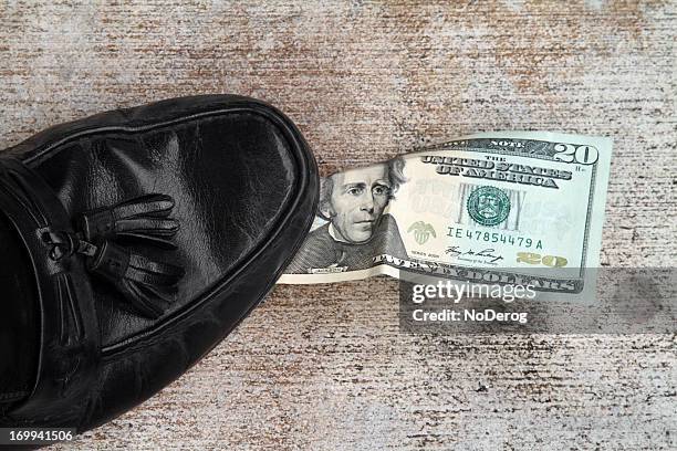 scarpa di strapparle vento soffiato 20 fatturare sul marciapiede - banconota da 20 dollari statunitensi foto e immagini stock