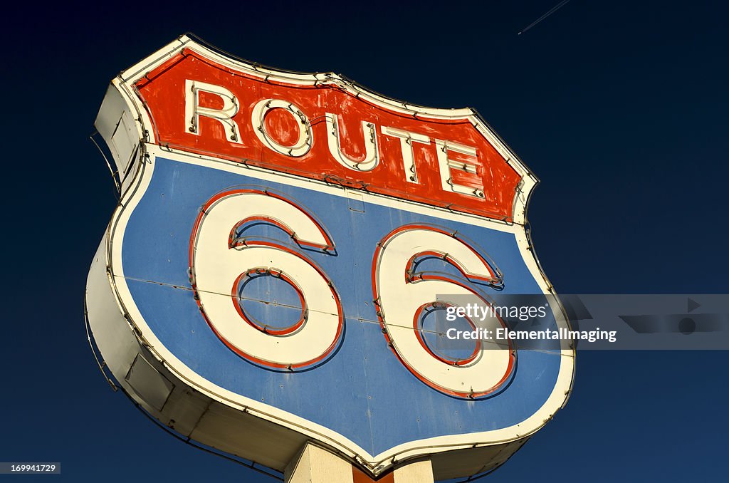Route 66 Americana rot und blauer Neon Autobahn-Schild