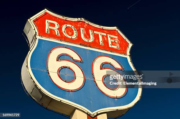 route 66 americana rojo y azul neón de la señal - roadside memorial fotografías e imágenes de stock