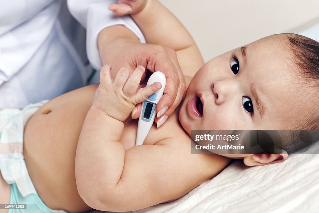 Überprüfung Babys Temperatur