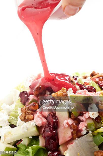 verter o molho em uma salada - molho vinagrete imagens e fotografias de stock