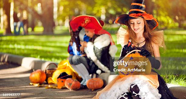 kinder feiern halloween - schneewittchen stock-fotos und bilder