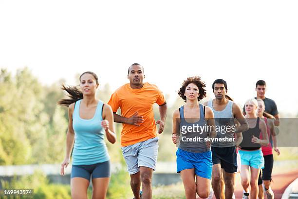 grupo de corredores en cruz país raza. - cross country running fotografías e imágenes de stock