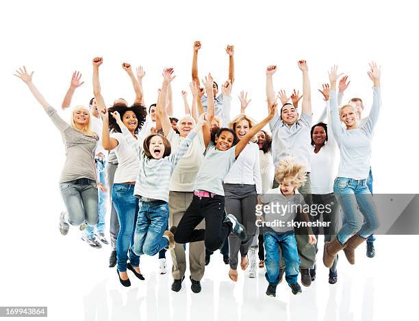 joyeux groupe de gens sautant et lever les mains. - homme enthousiasme sourire fond blanc photos et images de collection