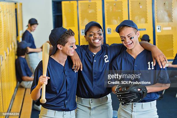 high school teamkollegen im umkleideraum nach baseball-spiel - baseballmannschaft stock-fotos und bilder