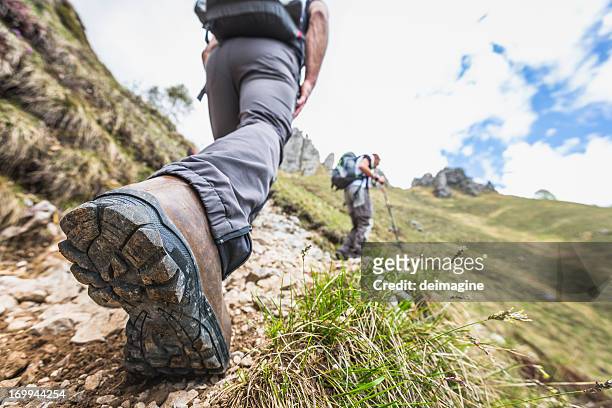 nahaufnahme schuss von einem wanderer bein auf mountain trail - hiking shoes stock-fotos und bilder