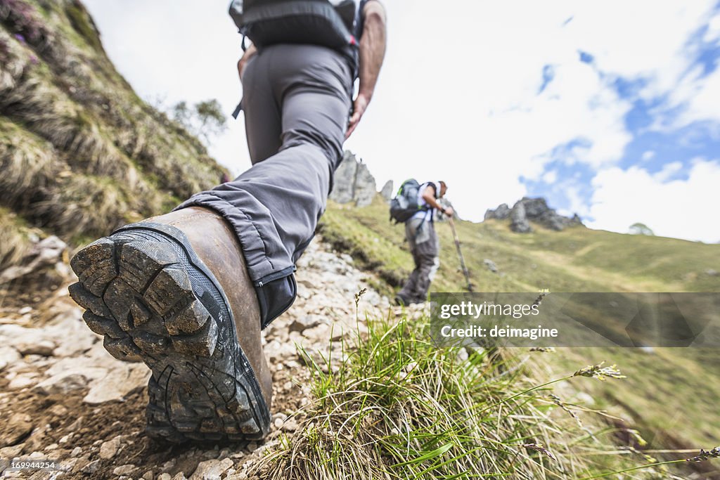 Gros plan photo d'une randonnée sur le sentier de montagne de jambe